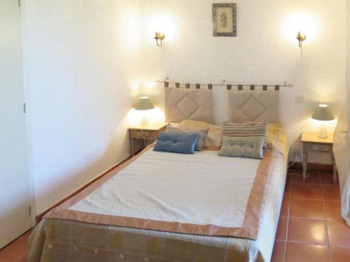 - une chambre avec un grand lit, 2 tables et 2 lampes dans l'établissement Holiday Home Roque Piquet by Interhome, à L Honor De Cos