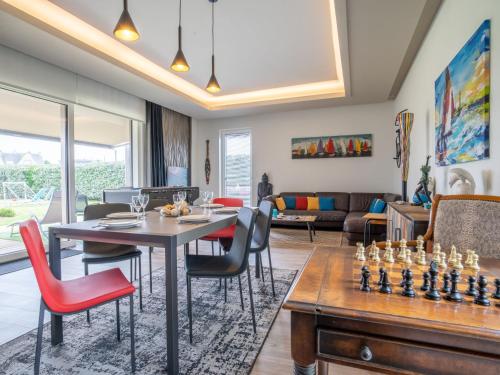 un salon avec une table et un échiquier dans l'établissement Holiday Home Romane by Interhome, à Brignogan-Plage