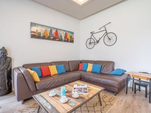 un salon avec un canapé marron et une table dans l'établissement Holiday Home Romane by Interhome, à Brignogan-Plage