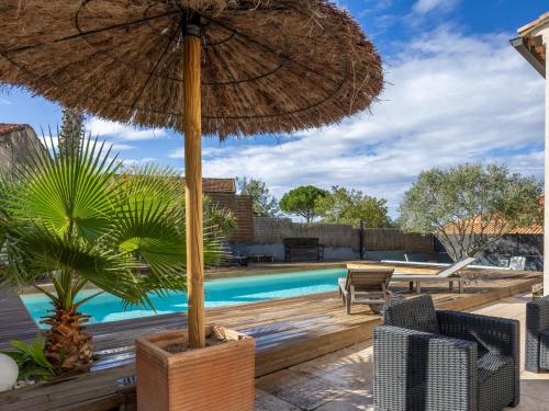 un patio avec un parasol et une piscine dans l'établissement Holiday Home Côté Sud by Interhome, à Corneilhan