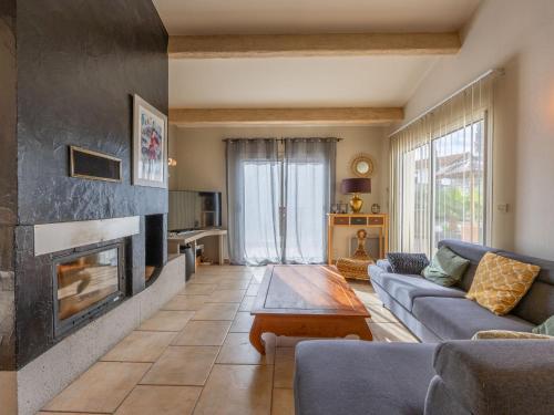un salon avec un canapé et une cheminée dans l'établissement Holiday Home Côté Sud by Interhome, à Corneilhan