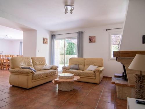 un salon avec deux canapés et une table dans l'établissement Holiday Home Les Restanques by Interhome, à Carcès