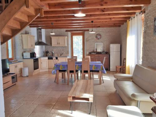 une cuisine et un salon avec une table et un canapé dans l'établissement Holiday Home Le Causse du Cluzel by Interhome, à Pontcirq