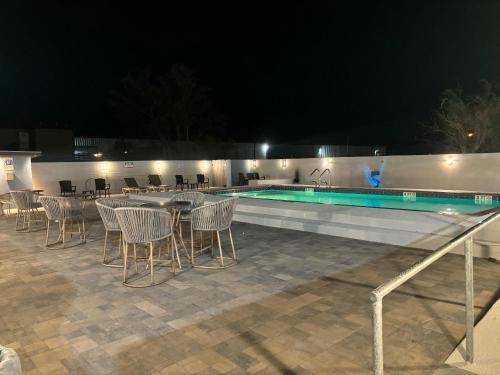 Бассейн в Deluxe Inn & Suites или поблизости