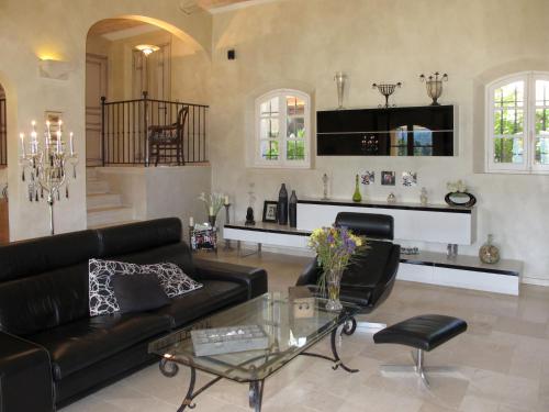 un salon avec un canapé et une table dans l'établissement Holiday Home Le Mas de la Roche by Interhome, à La Môle