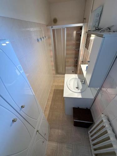 une salle de bain avec un lavabo, une douche et un miroir dans l'établissement Maison - 150m plage- 4 personnes - Asnelles, à Asnelles