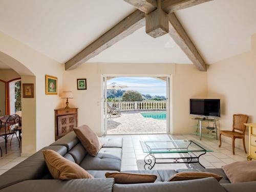 un salon avec un canapé et une table en verre dans l'établissement Holiday Home Botteri by Interhome, aux Issambres