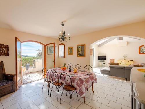 une cuisine et une salle à manger avec une table et des chaises dans l'établissement Holiday Home Botteri by Interhome, aux Issambres