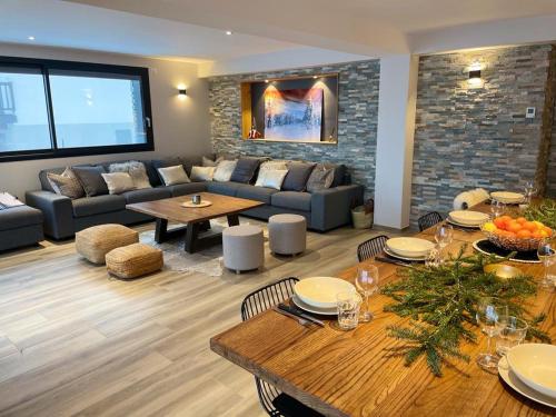 un salon avec un canapé et une table dans l'établissement Chalet Monthabor, à La Toussuire