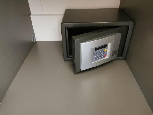 a microwave oven in a corner of a room at Mobile Home Happy Family Šimuni in Šimuni