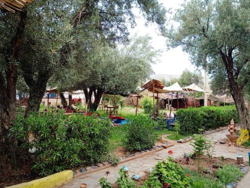 a garden with trees and a walkway at Les délices d Aya in Tahannout