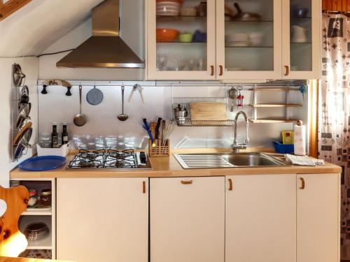 Кухня или мини-кухня в Apartment Olivo by Interhome
