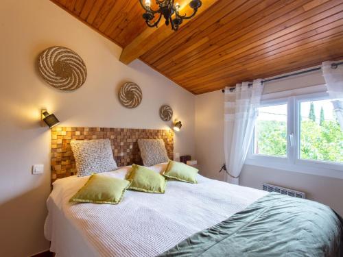une chambre avec un grand lit avec une fenêtre dans l'établissement Holiday Home Le Mas Christine by Interhome, à Cuers