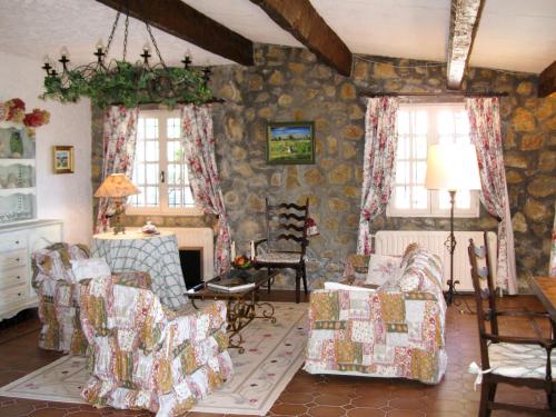un salon avec deux chaises et une cheminée dans l'établissement Holiday Home Pascaire by Interhome, à Forcalqueiret