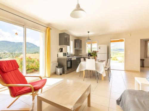 une cuisine et un salon avec une table et des chaises dans l'établissement Holiday Home Les Hauts de Jallia by Interhome, à Sainte-Jalle