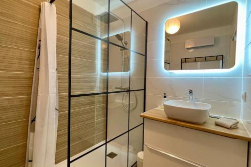 Bilik mandi di Beautiful place, quiet residence, close to beaches