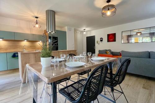 une salle à manger et une cuisine avec une table et des chaises dans l'établissement Beautiful place, quiet residence, close to beaches, à Fréjus