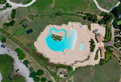 - une vue aérienne sur une île avec une piscine d'eau dans l'établissement Le SABLE DOUX, à Cogolin