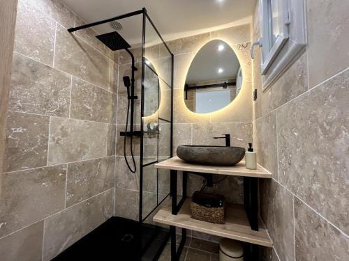 une salle de bain avec un lavabo et un miroir dans l'établissement Le SABLE DOUX, à Cogolin