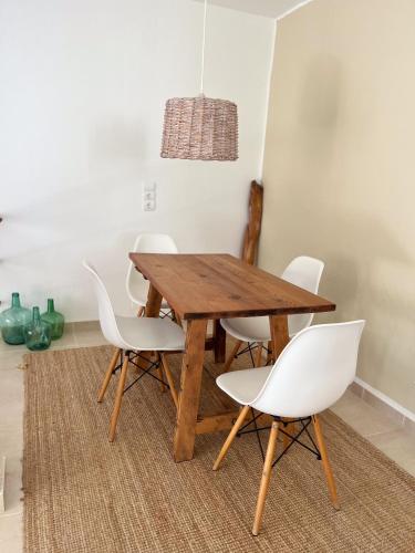 a wooden table and white chairs in a dining room at Boutique Hotel CASA CARACOL - Apartments in Strandnähe, Salzwasserpool, Fotovoltaik, Adults Only in San Jose