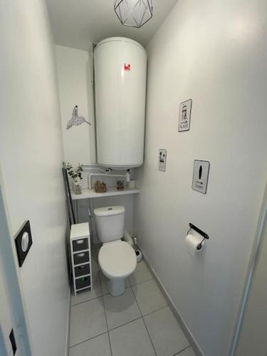une petite salle de bain avec toilettes et lavabo dans l'établissement Les Belles Rives T2 avec balcon ensoleillé, à Cabourg