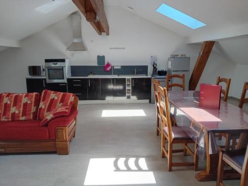- une cuisine et une salle à manger avec une table et un canapé dans l'établissement La Bienvenue, à Saint-Michel-sur-Meurthe