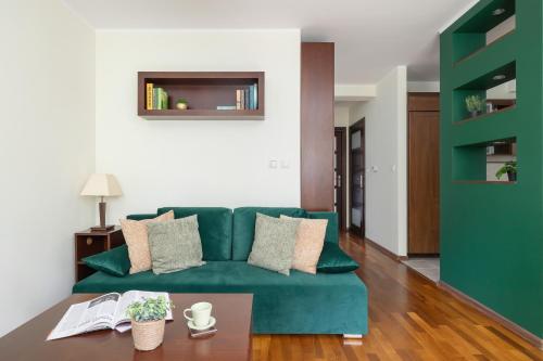 Cracow Verdant Apartment with Parking by Noclegi Renters