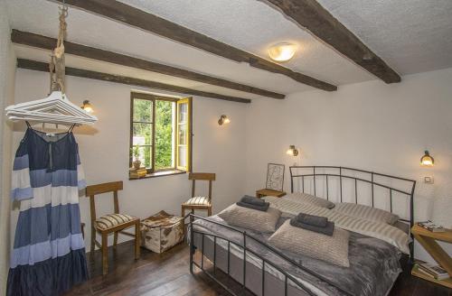 una camera da letto con un letto e due sedie di Peaceful Villa with Pool & Sauna, La Casa di Kyra a Brajkovići