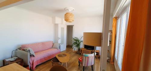 un salon avec un canapé et une table dans l'établissement A l'Orée des Sables, à La Rudelière