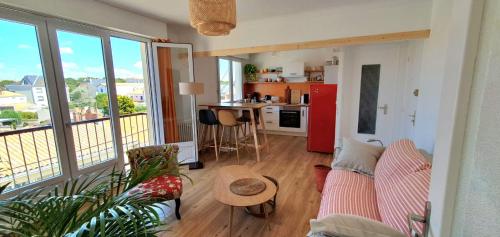 un salon avec un canapé et une table dans l'établissement A l'Orée des Sables, à La Rudelière