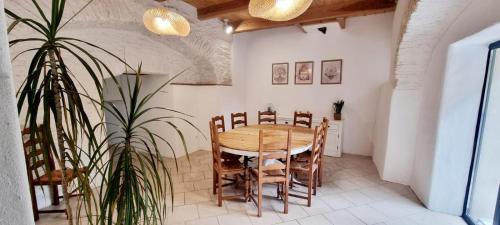 une salle à manger avec une table et des chaises en bois dans l'établissement Domaine du Moment Présent, à Melouze