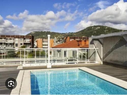 une piscine sur le toit d'un immeuble dans l'établissement Le Californie, à Nice