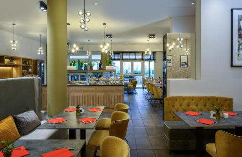 un restaurant avec des tables et des chaises ainsi qu'un bar dans l'établissement Leonardo Hotel Lago di Garda - Wellness and Spa, à Lazise
