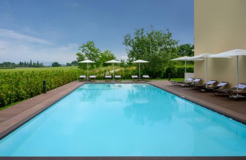 בריכת השחייה שנמצאת ב-Leonardo Hotel Lago di Garda - Wellness and Spa או באזור