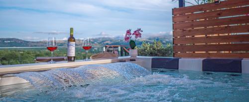 Бассейн в Villa Paris with Rooftop & Jacuzzi или поблизости