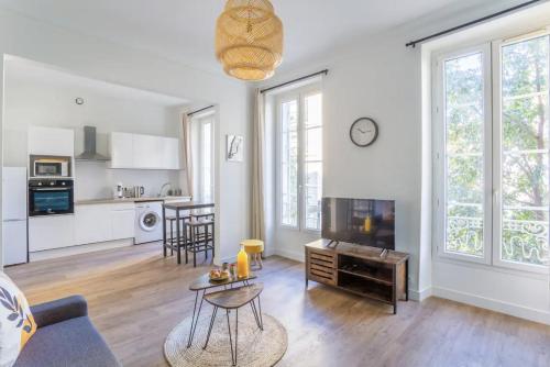 un salon avec un canapé et une table dans l'établissement Jolie appartement proche de la joliette 14LAN, à Marseille