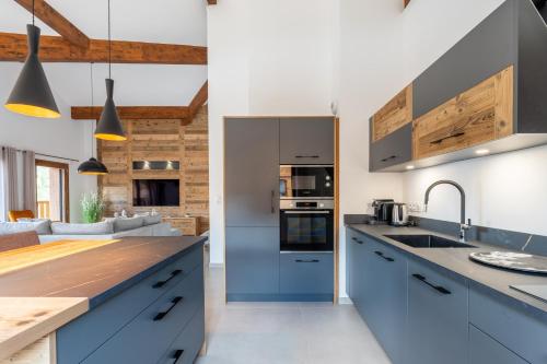 une cuisine avec des armoires bleues et un comptoir dans l'établissement Appartement standing 