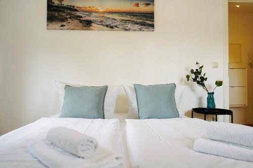 a bedroom with a white bed with towels on it at Stilvolles Apartment in stadtnähe-Parkplatz- 4 Personen- Balkon in Wolfsburg