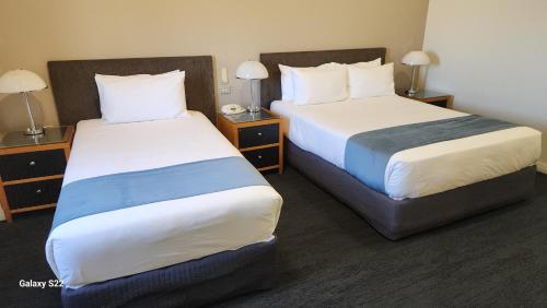 Una cama o camas en una habitación de The Grand Motel