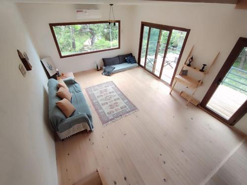 Una vista aérea de una sala de estar con un sofá. en Mulberry House, en Kas