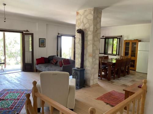 Una sala de estar con un sofá y una chimenea. en Mulberry House, en Kas