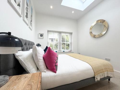 Katil atau katil-katil dalam bilik di Tropical Gardens 1 bed cottage Central Newlyn