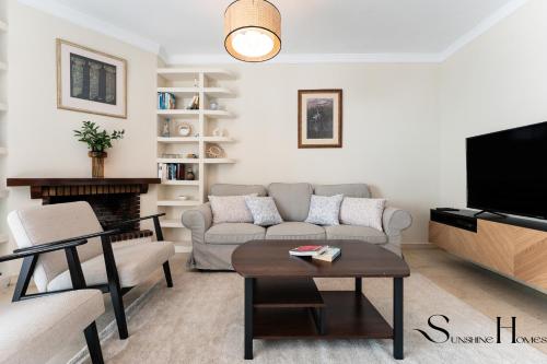 Perfect Location 3 Bedrooms 2 bath, Parking, Pool