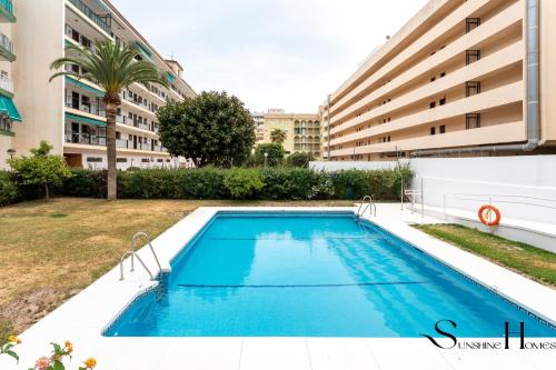 Perfect Location 3 Bedrooms 2 bath, Parking, Pool