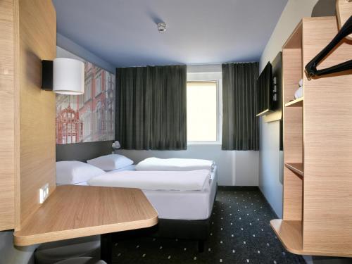 Ліжко або ліжка в номері B&B HOTEL Bielefeld-City