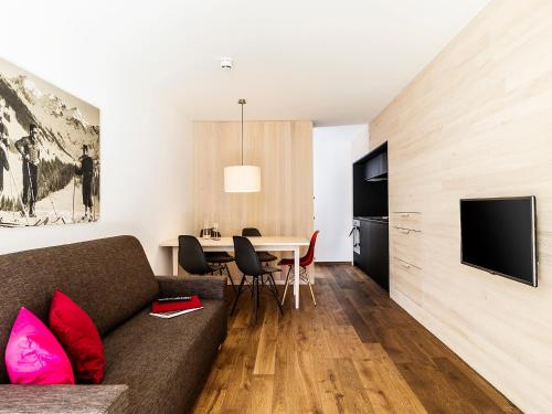 ミッテルベルクにあるalpen select apartments Kleinwalsertalのソファとテーブルのあるリビングルーム