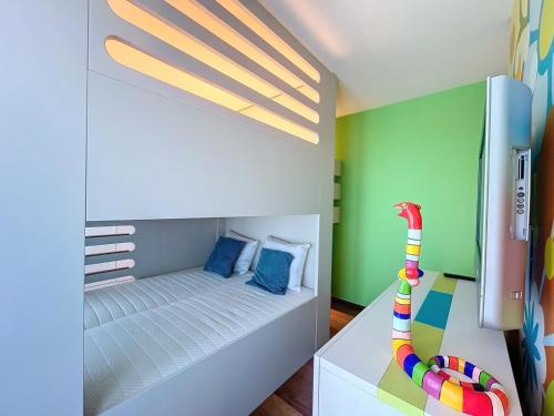 ein Kinderzimmer mit Etagenbett und Spielzeug in der Unterkunft Apartment Long Beach with sauna and garage in Middelkerke