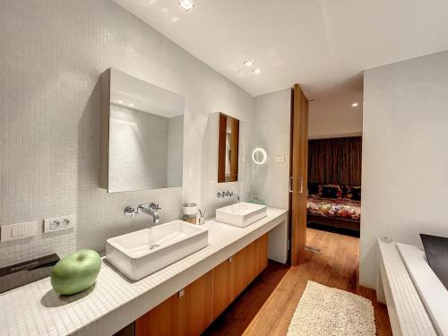 ein Badezimmer mit zwei Waschbecken und einem großen Spiegel in der Unterkunft Apartment Long Beach with sauna and garage in Middelkerke