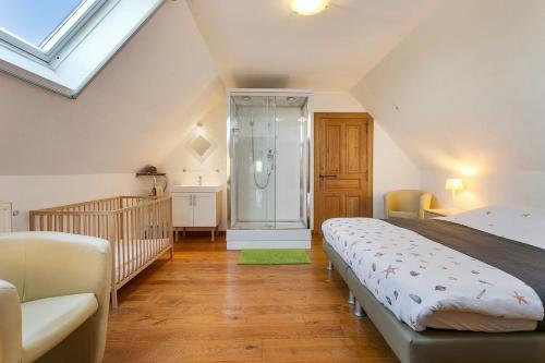 - une chambre mansardée avec un lit et une douche dans l'établissement Hoeve t' Korenhof - Koksijde, à Coxyde