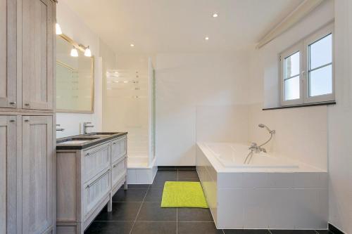 - une salle de bains blanche avec lavabo et sinkiterator dans l'établissement Hoeve t' Korenhof - Koksijde, à Coxyde